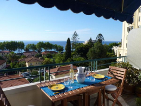 Neptune 5, top floor studio, sea view